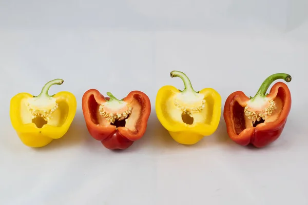 Schmackhafte und köstliche rote und gelbe Paprika — Stockfoto