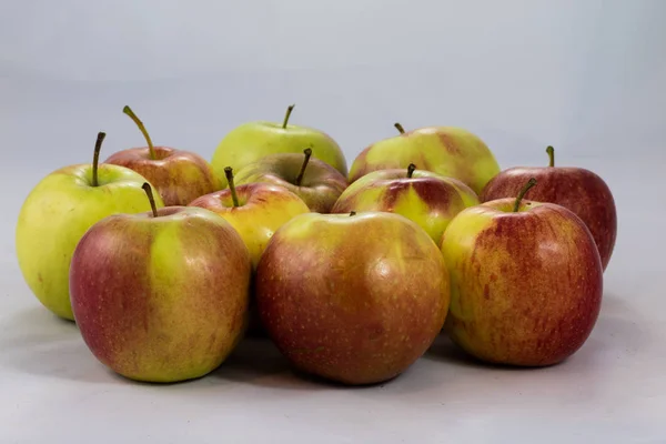 Вкусные, вкусные спелые яблоки на белом фоне — стоковое фото