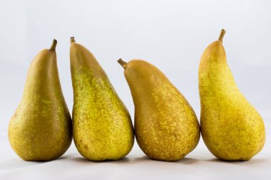 Lezzetli, lezzetli olgun elma ve armut beyaz bir arka plan üzerinde