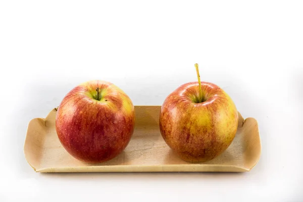 Leckere, leckere reife Äpfel auf weißem Hintergrund — Stockfoto
