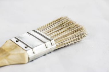 Eski iyi araçlar beyaz izole arka planda.