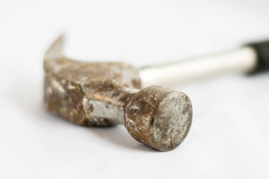 Eski iyi araçlar beyaz izole arka planda.