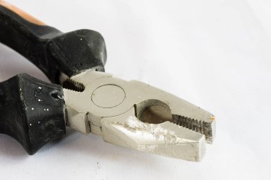 Eski iyi araçlar beyaz izole arka planda.