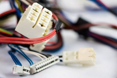 Teller ve beyaz arka plan üzerinde eski parçaları elektrik konektörleri