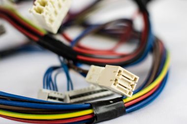 Teller ve beyaz arka plan üzerinde eski parçaları elektrik konektörleri