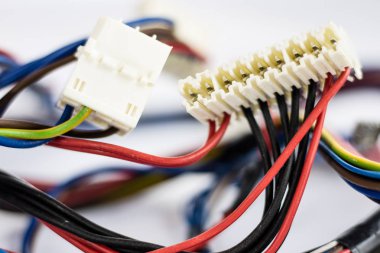 Teller ve beyaz arka plan üzerinde eski parçaları elektrik konektörleri