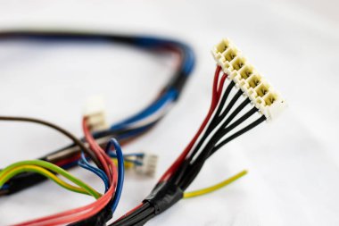 Teller ve beyaz arka plan üzerinde eski parçaları elektrik konektörleri