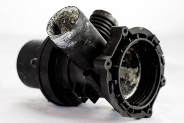 Hidrolik ve onarım, beyaz bir arka plan üzerinde eski Hidrolik parçaları