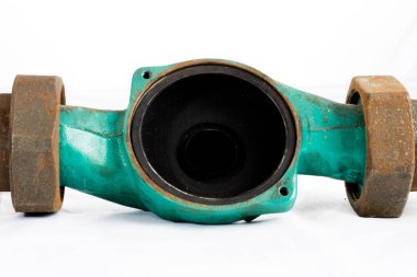 Hidrolik ve onarım, beyaz bir arka plan üzerinde eski Hidrolik parçaları