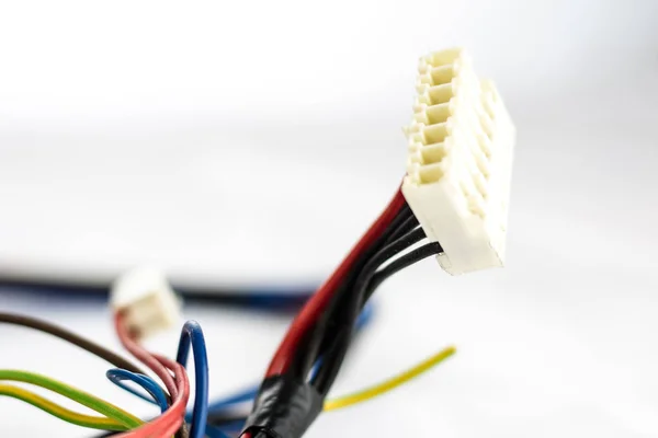 Fios e conectores elétricos peças antigas sobre fundo branco — Fotografia de Stock