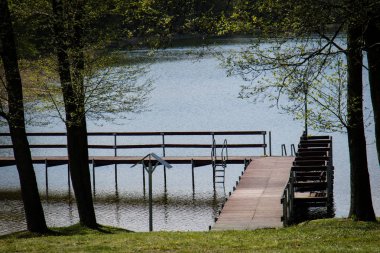 Bir güzel temiz göl üzerinde sakin bir köprü. Bahar mevsimi.