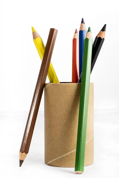 Coloridos lápices de colores en una taza aislada sobre fondo blanco — Foto de Stock
