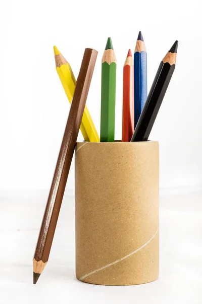 Coloridos lápices de colores en una taza aislada sobre fondo blanco — Foto de Stock