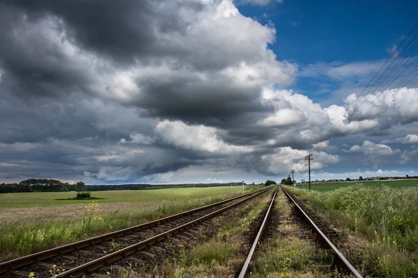 Tory kolejowe, niebo z chmurami piękne — Zdjęcie stockowe