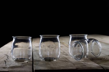 Ahşap masa, siyah arka plan üzerinde boş kavanoz