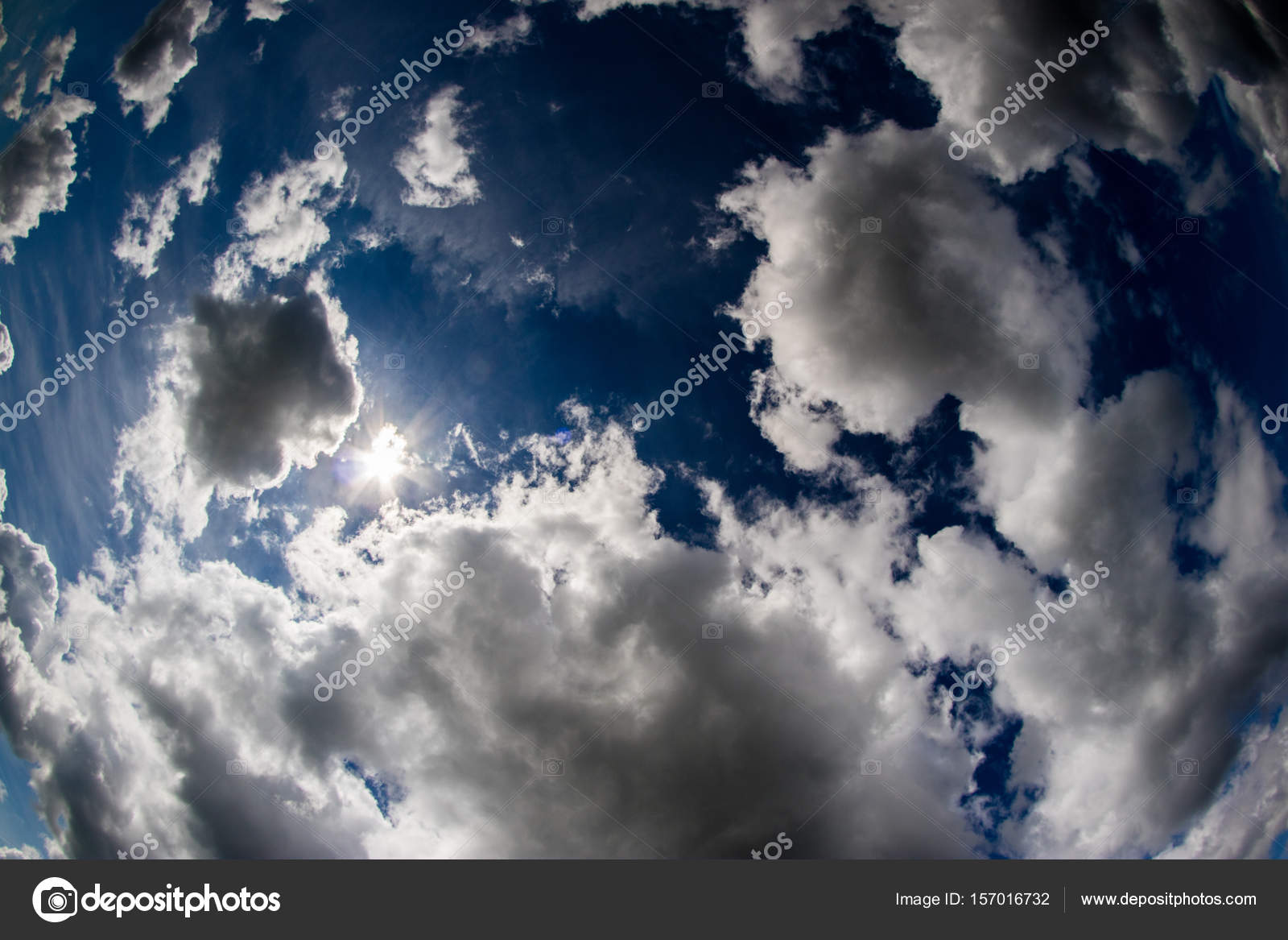 天空和云 阳光明媚的日子 计算机壁纸的背景 图库照片 C Piotrek