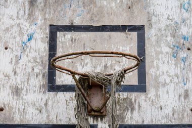 Eski basketbol sahası, gökyüzüne karşı örgü sepeti, kaptı