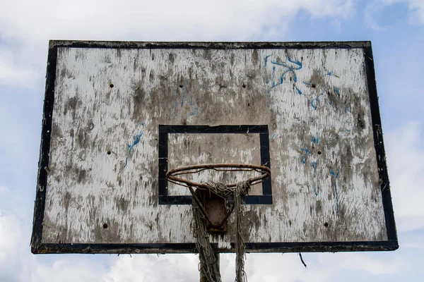 Old basketball court, basket, snatched netting against the sky — Stock Photo, Image
