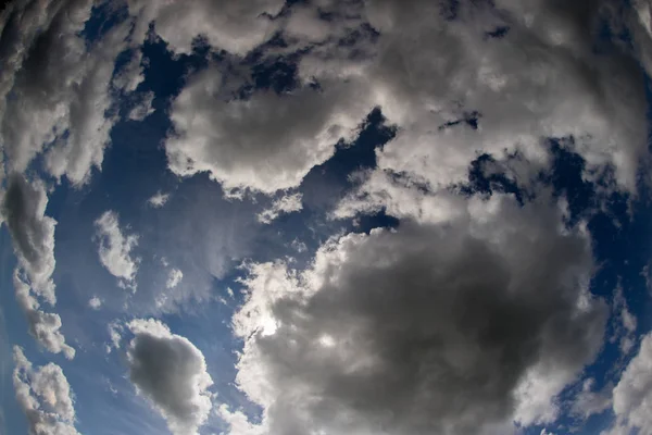 Cielo y nubes, día soleado. Fondo de pantalla del ordenador . —  Fotos de Stock