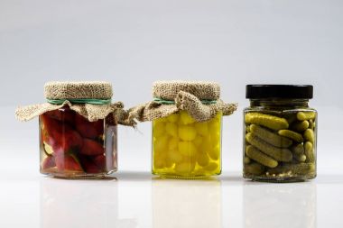 Kavanoz beyaz bir arka plan üzerinde işlenen harç kış için