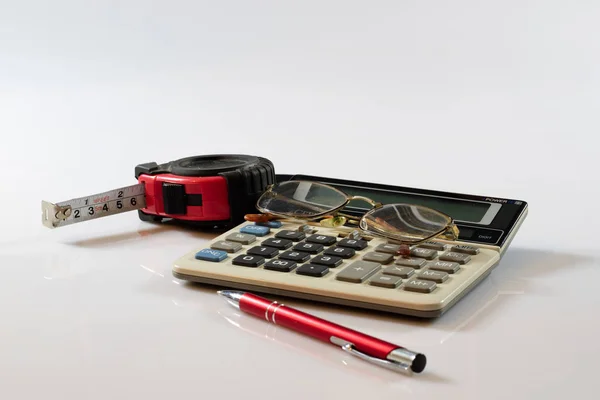 Dokumente, Berechnungen, Taschenrechner, Taschenrechner und Stift — Stockfoto