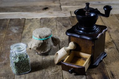 Eski bir ahşap t lezzetli kahve öğütme için eski şık değirmeni