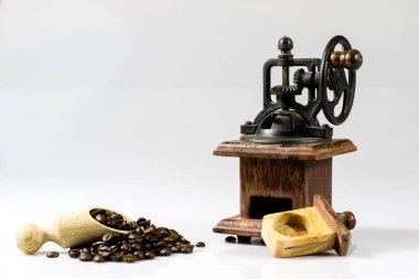 Beyaz izole lezzetli kahve öğütme için eski şık değirmeni 