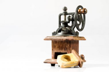 Beyaz izole lezzetli kahve öğütme için eski şık değirmeni 