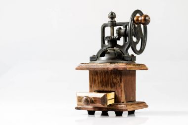 Beyaz izole lezzetli kahve öğütme için eski şık değirmeni 