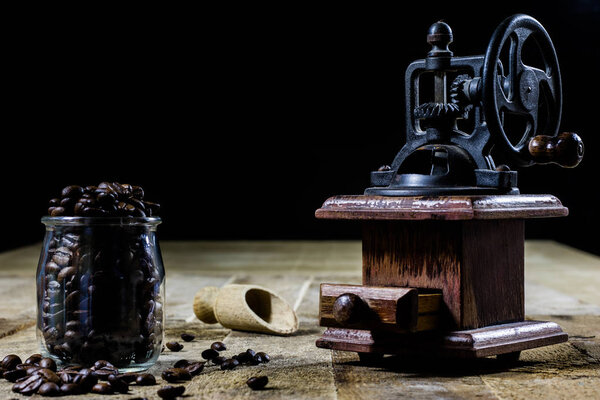 Старый стильный шлифовальный станок для измельчения вкусного кофе на старом деревянном станке
