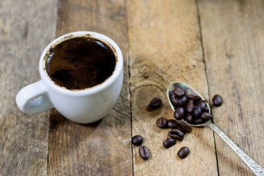 Freze m ile ahşap bir masa üzerinde bardak taze demlenmiş kahve