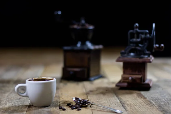 Café recién hecho en tazas sobre una mesa de madera con una m fresado — Foto de Stock