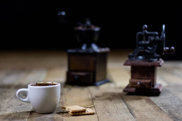 Caffè appena fatto in tazze su un tavolo di legno con una fresatura m — Foto Stock