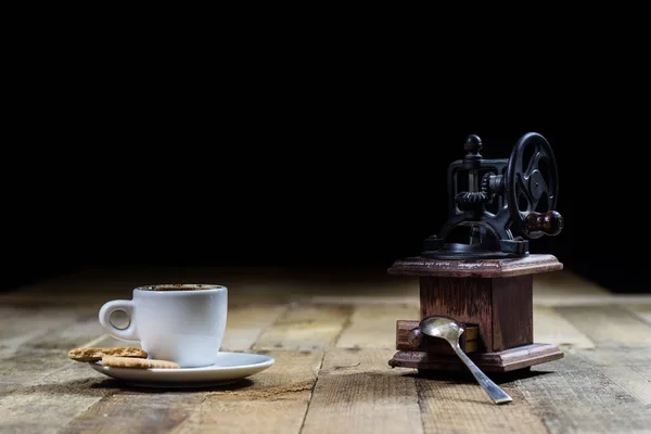 Caffè appena fatto in tazze su un tavolo di legno con una fresatura m — Foto Stock
