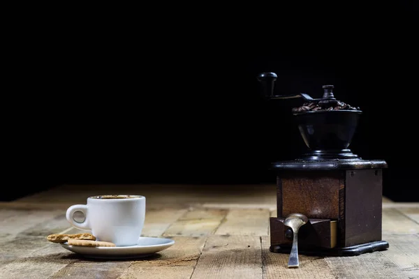 Caffè appena fatto in tazze su un tavolo di legno con una fresatura m — Foto Stock