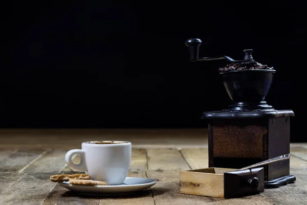 밀링 m 나무 테이블에 컵에서 갓 내린된 신선한 커피 — 스톡 사진