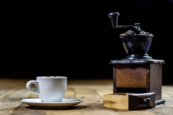 밀링 m 나무 테이블에 컵에서 갓 내린된 신선한 커피 — 스톡 사진