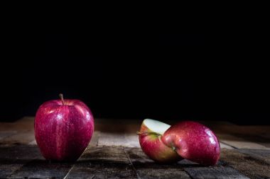 Ahşap bir masa üzerinde kırmızı lezzetli ıslak elma