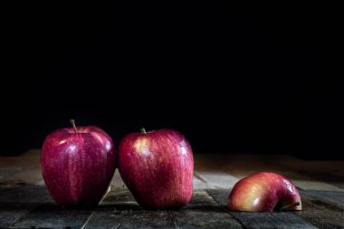 Ahşap bir masa üzerinde kırmızı lezzetli ıslak elma