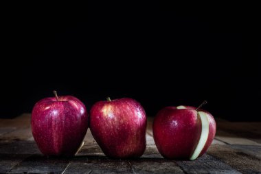 Ahşap bir masa üzerinde kırmızı lezzetli ıslak elma