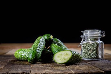 Lezzetli ve taze zemin salatalık Ahşap mutfak masasında.