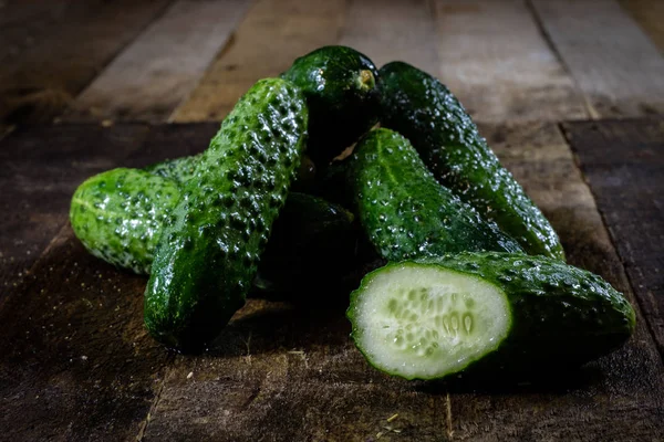 Smakelijke en verse grond komkommers op een houten keukentafel. — Stockfoto