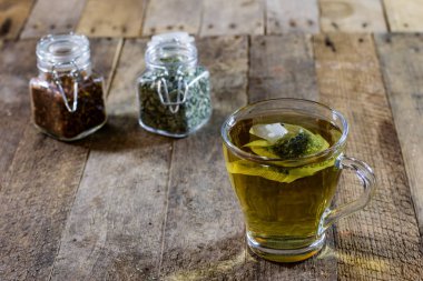 Nettles ahşap bir masa üzerinde lezzetli çay