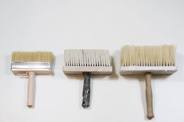 Beyaz bir arka plan üzerinde rulo ve boya fırçası. Boyama araçları