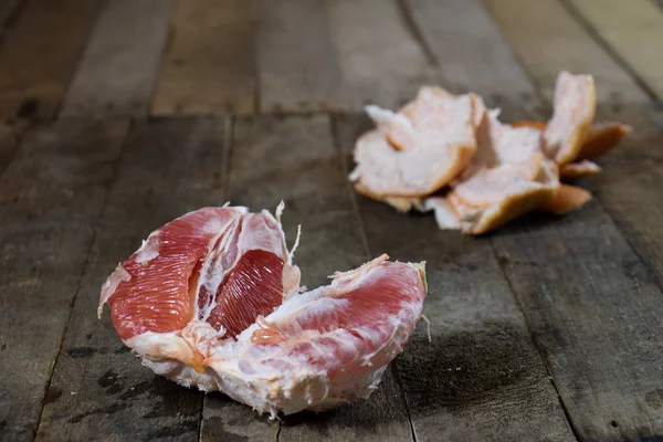 Toranja apanhada em uma mesa de madeira, sucos e pêssegos — Fotografia de Stock