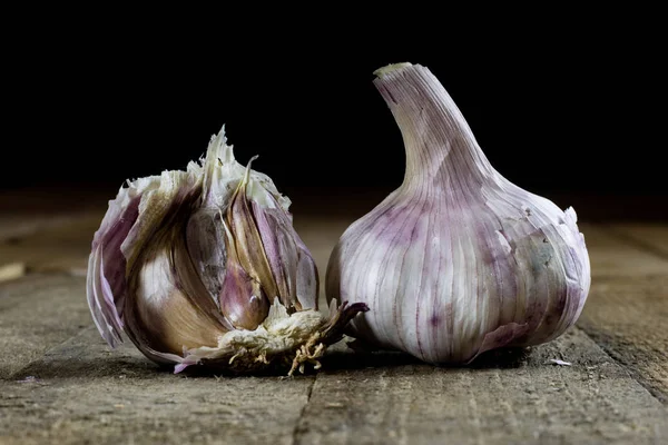 Gustoso aglio italiano in una vecchia cucina su un tavolo di legno — Foto Stock