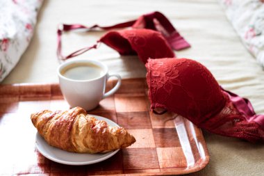 Sabah, lezzetli breakfast yatağa. İç çamaşırı, sütyen ve kahve.