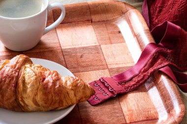 Sabah, lezzetli breakfast yatağa. İç çamaşırı, sütyen ve kahve.