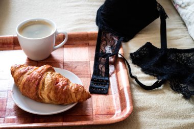 Sabah, lezzetli breakfast yatağa. İç çamaşırı, sütyen ve kahve.