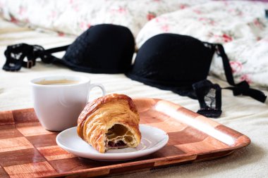 Sabah, lezzetli breakfast yatağa. İç çamaşırı, sütyen ve kahve.